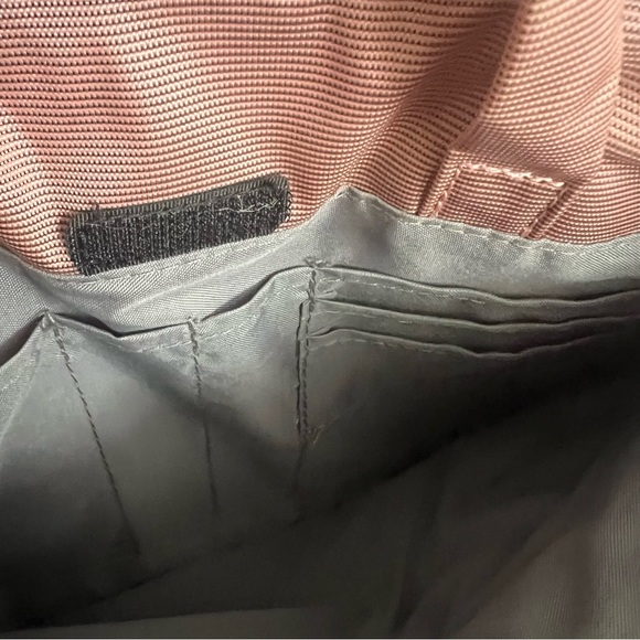 Tucano soft pink laptop bag called “Workout Cable Out” good condition - Picture 4 of 16